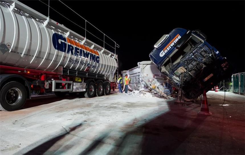 2000 Menschen saßen auf A1 bei Münster fest Firmen-Mitarbeiter pumpen auf der Autobahn 1 (A1) bei Münster Titandioxid aus dem Tank eines verunglückten LKW in den Tank eines Ersatz-LKW.