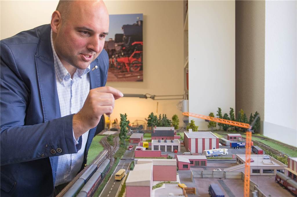Diese Bahngebäude in Dorsten werden bald Modelleisenbahnen in der ganzen Welt schmücken Firmenchef Daniel Mrugalski