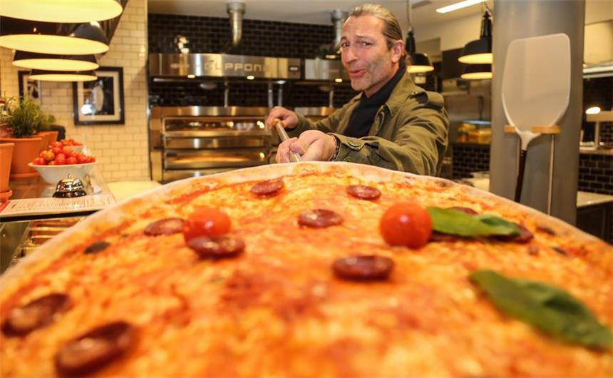 Am Friedensplatz gibt's ab sofort Riesenpizzen Firmenchef Friedemann Findeis kurz vor der Eröffnung am Donnerstag.