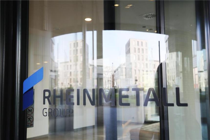 Rheinmetall leitet Projekt für uniforme Soldatenausrüstung Firmenlogo im Eingangsbereich der Rheinmetall AG in Düsseldorf. Foto: Roland Weihrauch/Archiv
