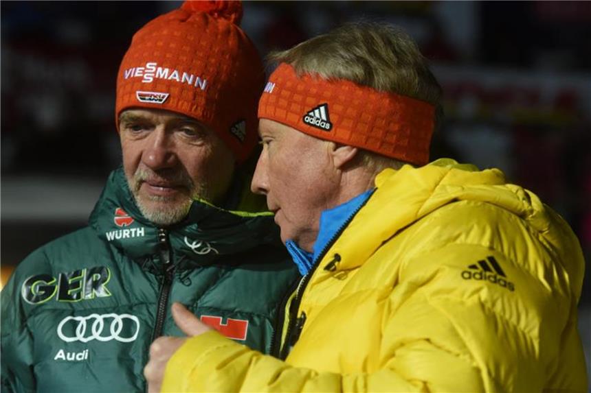 Mehr gemeinsame Wettkämpfe für Männer und Frauen geplant FIS-Direktor Walter Hofer (r) will mehr gemeinsame Skispringen von Männer und Frauen. Foto: Patrick Seeger
