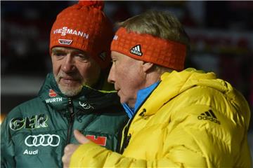 FIS-Direktor Walter Hofer (r) will mehr gemeinsame Skispringen von Männer und Frauen. Foto: Patrick Seeger