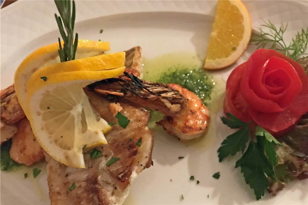 Fisch, Fleisch und göttliches Tiramisu auch ohne den Göttervater Fisch nicht von der Karte ausgesucht, sondern von der Tafel.