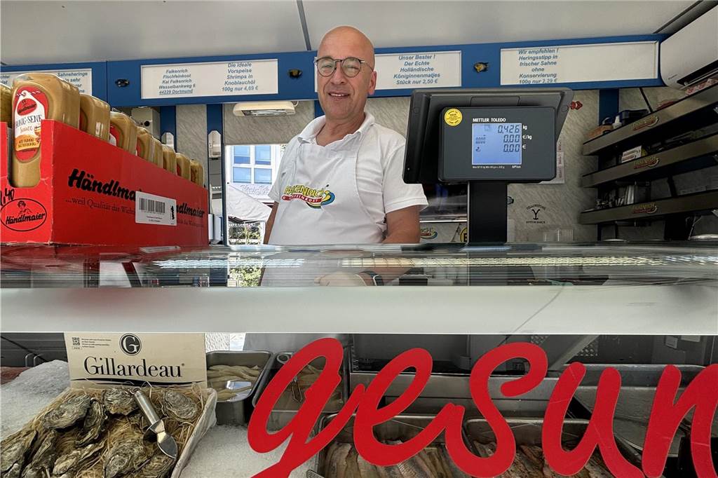 Kai Falkenrich hinter der Kühltheke in seinem Fischwagen.