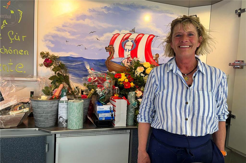 Emotionaler Abschied von Fischstand auf Dortmunder Markt Fischverkäuferin Cornelia Gimmerthal hat zahlreiche Geschenke zum Abschied bekommen. Darunter sind viele Blumen.