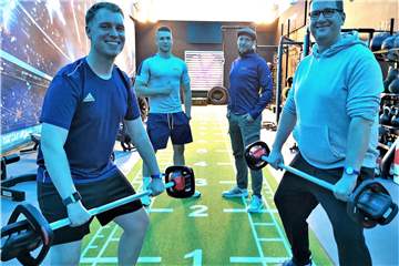 Fit durch regelmäßiges Training im Injoy (v.l.): Dyllian Huijgens, Trainer Malte Jendewerth, Studioleiter Sascha Spielmann und Pascal Scheidt.