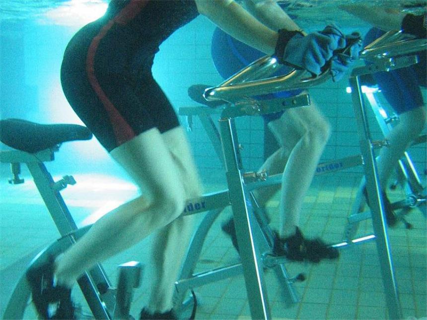 Aqua-Fitness bis Zagreb: Ein Sommertrendlexikon 2017 Fit unter Wasser: Mit Fahrrad-Ergometern lassen sich Aqua-Fitness-Kurse absolvieren. Foto: Ulrich Perrey/dpa