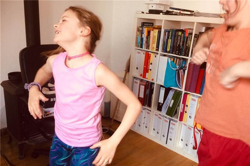 Mitten im Corona-Chaos: Und täglich grüßt das Murmeltier Fitness im Arbeitszimmer per Livestream – die Kinder haben Spaß beim Mitmachen und Mama kann eine Dreiviertelstunde was erledigt bekommen.