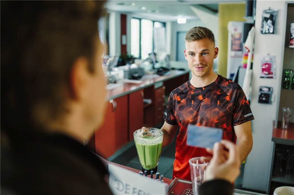 Bundesliga-Profi mit Gastauftritt im „Tatort“: Fußballer als Fitness-Trainer befragt Fitnesstrainer Kenny (Joshua Kimmich, r) spricht mit Kalli Hammermann (Ferdinand Hofer) - eine Szene aus «Tatort: Hackl».