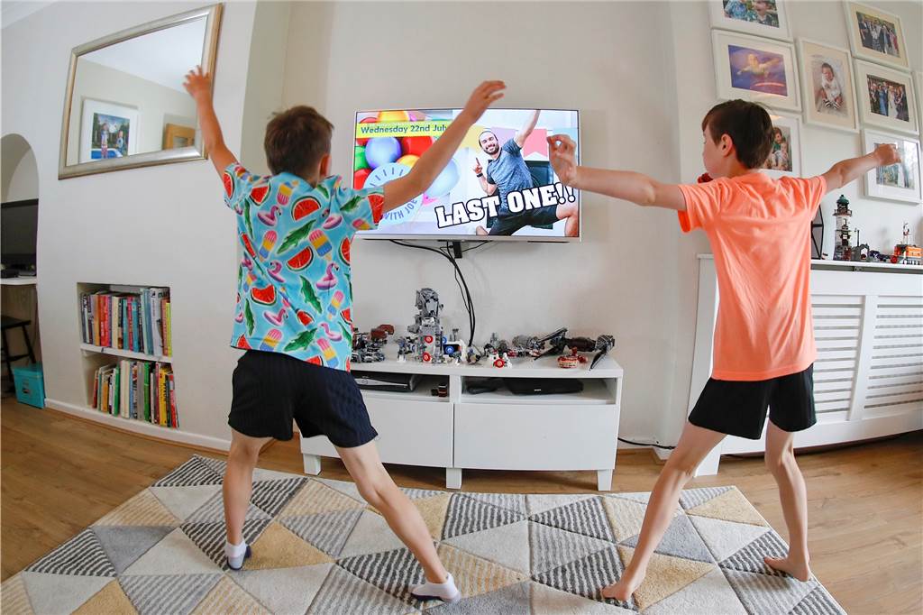 Professorin warnt: Coronavirus-Pandemie kann für Kinder und Jugendliche schlimme Folgen haben Fitnesstraining vor dem heimischen Fernseher ist immer nur die zweitbeste Lösung.