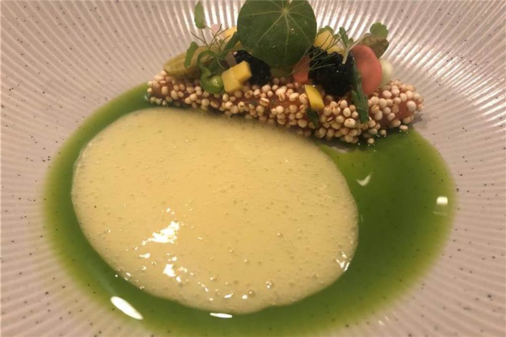 Gourmet-Restaurant serviert Fusion-Küche mit südamerikanischen Akzenten Fjordforelle mit Mango, Quinoa und Mojito im Restaurant Teko