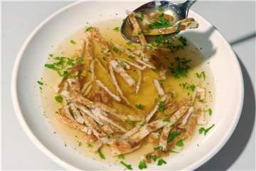 Flädlesuppe wird auf Basis einer Consommé hergestellt. Foto: Bernd Weißbrod