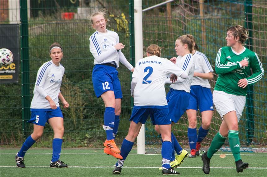 Flaesheim liegt früh mit 0:2 hinten und gewinnt am Ende trotzdem deutlich Flaesheims Frauen haben sich gegen Bezirksligist Gahlen gewonnen, obwohl sie früh mit 0:2 in Rückstand geraten waren.