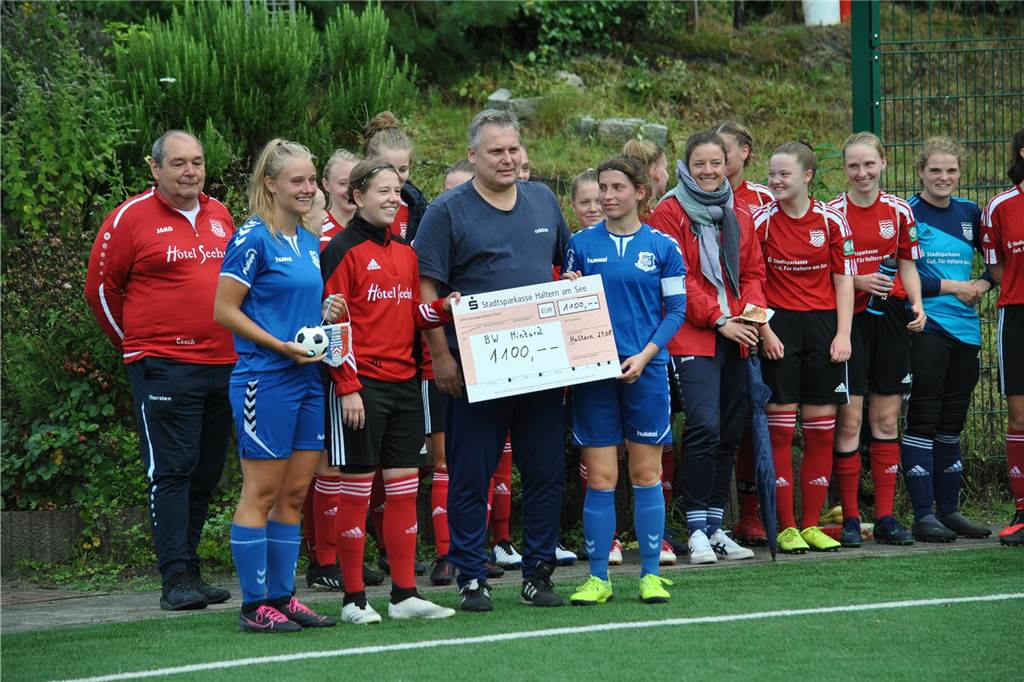 „Eine große Überraschung für alle“: Flaesheim unterstützt Hochwasser-Opfer Flaesheims Frauen überreichten am Rande des Testspiels BW Mintards Trainer Torsten Eichholt einen Scheck über 1100 Euro.