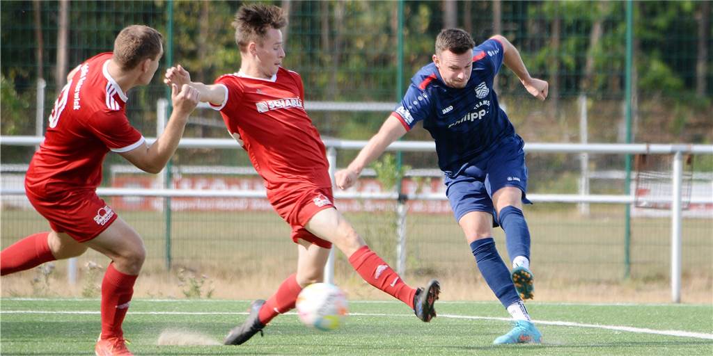„Paradoxe erste Halbzeit“: Flaesheim kommt gegen Mitaufsteiger unter die Räder Flaesheims Lucas Mann schießt hier das Ehrentor beim 1:7 gegen Westfalia Osterwick.