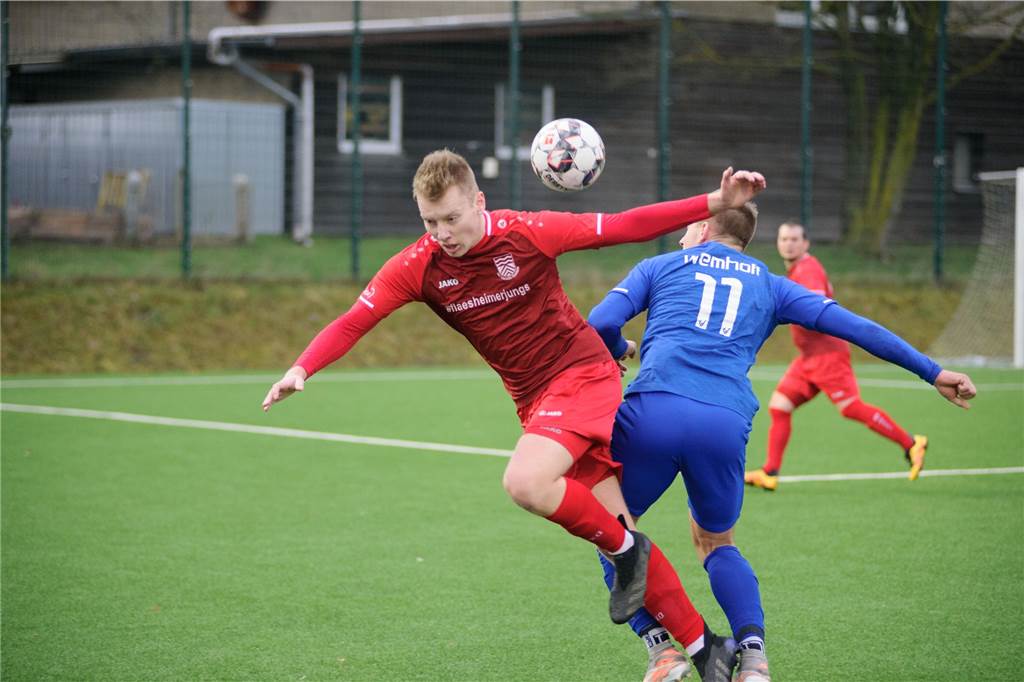 Sythener Traumtore reichen nicht: Flaesheim gewinnt Derby deutlich Flaesheims Phil Schröter (l.) im Zweikampf mit Sythens Lukas Wemhoff, der mit einem schönen Schuss das zwischenzeitliche 1:1 erzielte.