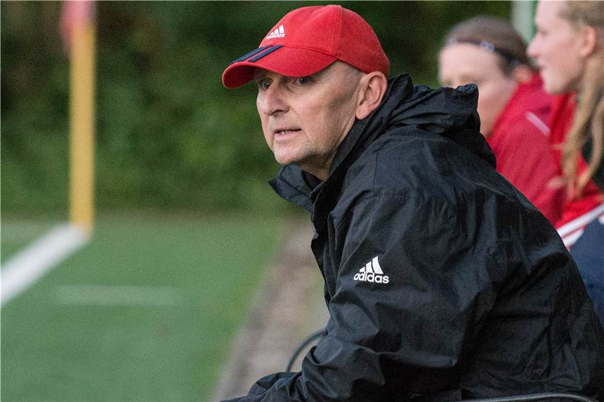 Hohe Niederlage für Flaesheims Frauen - Schubert wechselt schon in Halbzeit eins Flaesheims Trainer Markus Schubert wechselte schon in der ersten Halbzeit zwei neue Spielerinnen ein.