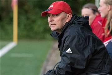Flaesheims Trainer Markus Schubert wechselte schon in der ersten Halbzeit zwei neue Spielerinnen ein.