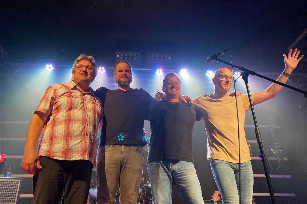Bands aus Dorsten und Haltern sammeln in Schermbeck für Erdbebenopfer "Flametree" aus Haltern spielen erstklassige Rockmusik.