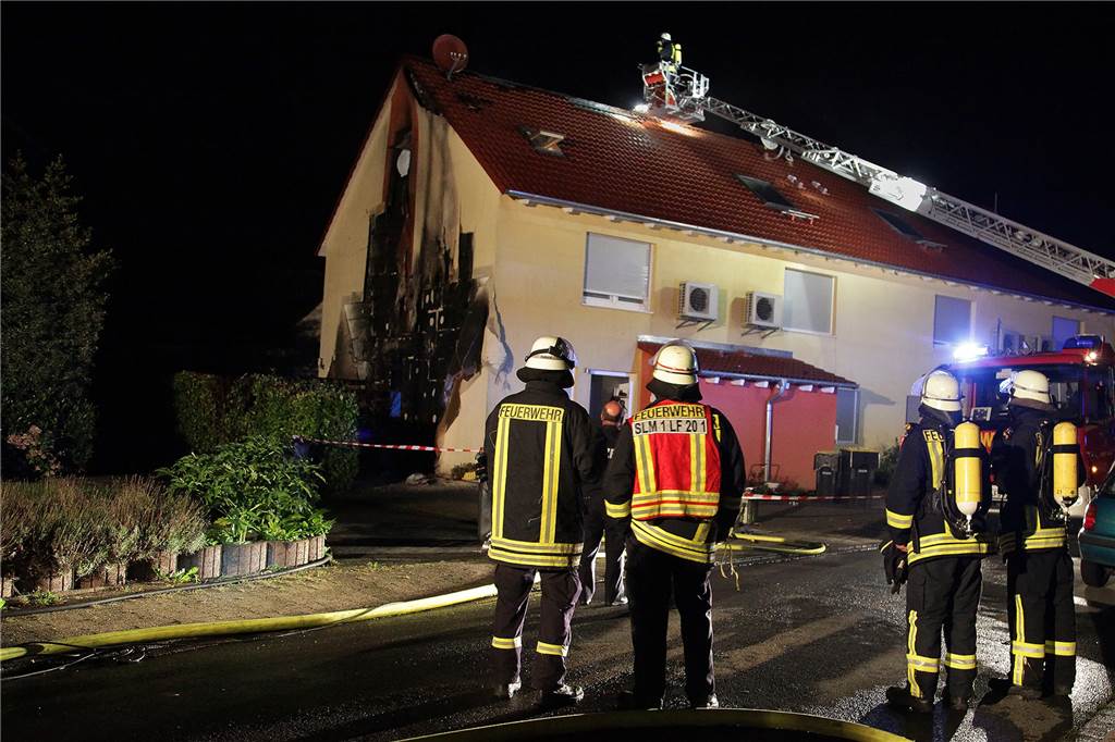 Fassadenbrände in Selm: Feuerwehr-Chef erinnert sich nach Feuer in Essen Flammen fraßen sich am 22. August 2016 durch die Dämmung eines Hauses in der Straße "Zur Alten Windmühle" bis unter das Dach. Die Dämmung wurde hier zur lodernden Fackel.