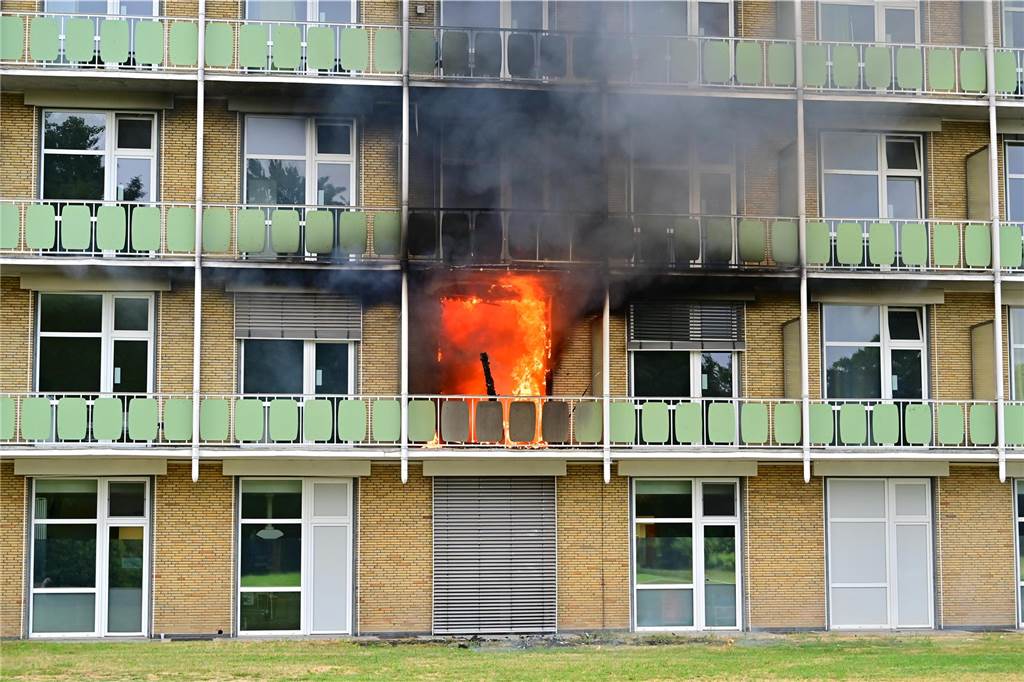 Großeinsatz bei Brand mit höchster Alarmstufe im Marien-Hospital Flammen schlugen aus dem Patientenzimmer des Marien-Hospitals, dichter Rauch stieg auf.