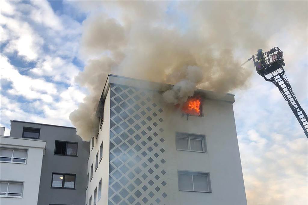 Flammen und dichter Qualm drangen am Freitagabend aus einer Wohnung in einem Mehrfamlienhaus an der Enekingstraße in Wickede.