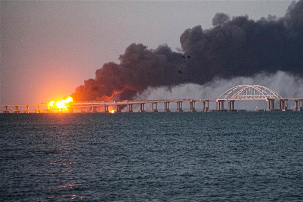 Ein Jahr Krieg in der Ukraine: Diese Orte und Geschehnisse sind besonders in Erinnerung geblieben Flammen und Rauch steigen von der Krim-Brücke auf, die das russische Festland und die Halbinsel Krim über die Straße von Kertsch verbindet.