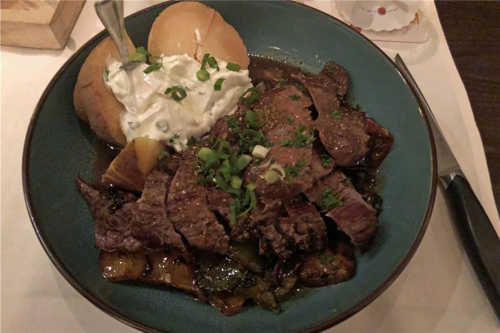 Wer Drebber‘s kennenlernen will, sollte seinen Besuch verschieben Flankensteak vonm Rind auf Grillgemüse in der Pfanne serviert