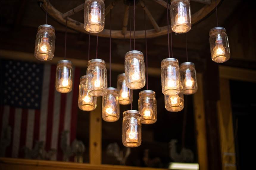 Upcycling mit Durchblick: Wie Sie Vasen und Leuchten aus altem Glas herstellen Flaschen, Einmachgläser oder Wassergläser, an denen man sich sattgesehen hat, eignen sich prima, um sie weiterzuverwenden.
