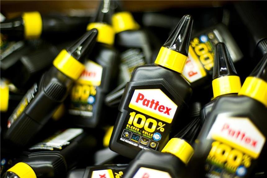 Flaschen mit Pattex in einem Henkel-Werk. Kunden des Konsumgüter-Herstellers Henkel müssen sich auf Preiserhöhungen einstellen. Foto: Jan-Philipp Strobel