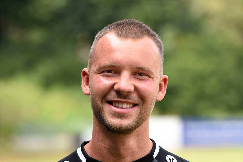 Wie ein freier Vogel - Michael Smykacz gibt beim SV Schermbeck den Thomas Müller Flattermann: Michael Smykacz spielte in Siegen den freien Vogel.