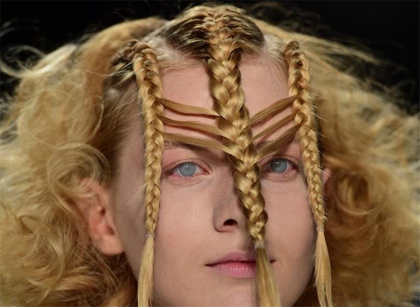 Flechtwerk: Eingeschränkte Sicht hatte auch ein Model bei Irene Luft. Allerdings nicht wegen zu viel Stoffs, sondern wegen kunstvoll geflochtener Haare, die sich über das ganze Gesicht rankten. Flechtwerk in verschiedenen Variationen war auch andernorts zu sehen.
