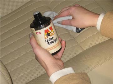 Flecken auf den Ledersitzen müssen schnellstmöglich beseitigt werden. Im Test hat der A1 Lederreiniger von Dr. Wack am besten abgeschnitten. Foto: wackchem.com