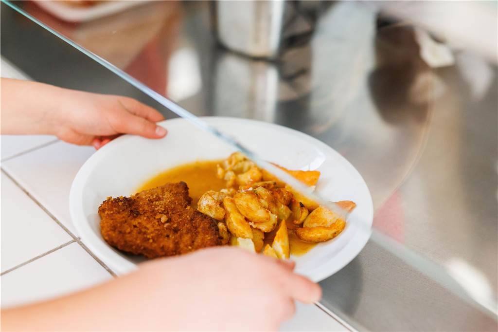 Caterer für Schulessen: Kitas und Schulen wollen Fleisch auf dem Teller Essen auf einem Teller