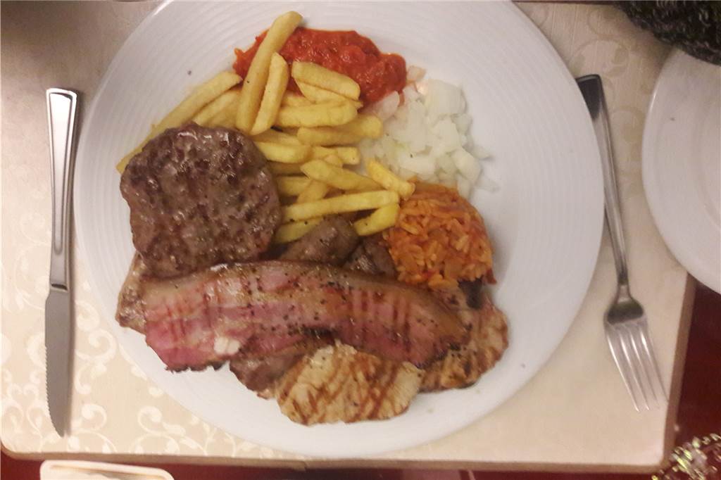 Das seltsame Auf und Ab „Im grünen Winkel“ Fleischgerichte wie der Grillteller sind ganz klar die Domäne vom grünen Winkel.