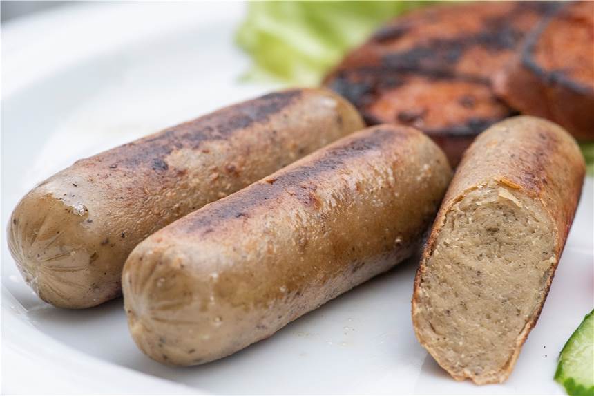 „Öko-Test“ nimmt vegetarische Würstchen unter die Lupe: Fast die Hälfte der Produkte fällt durch Fleischlose Produkte liegen im Trend, beim Grillen auch als vegetarische oder vegane Bratwürste. Laut „Öko-Test“ enthalten diese oftmals Rückstände aus Mineralöl.