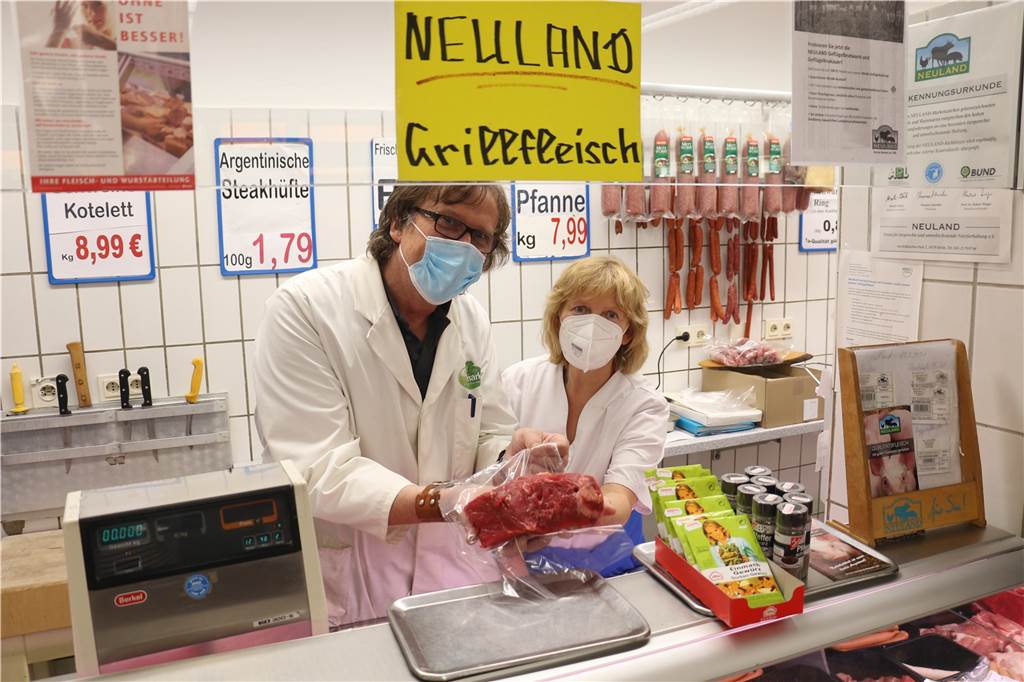 Fleischwaren mit hohen Qualitätsstandards gibt es im Geschäft von Clemens Overmann und seinem Team. Hier ist der Geschäftsinhaber mit Mitarbeiterin Maria Wintjes zu sehen. 