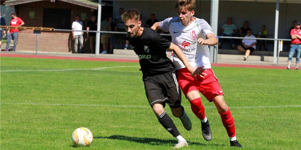 Eintracht Werne verliert in Unterzahl knapp gegen RW Unna – beide Trainer sind unzufrieden Flemming Eismann und RW Unna gewannen mit 3:1 gegen Eintracht Werne und Serkan Adas (in schwarz).