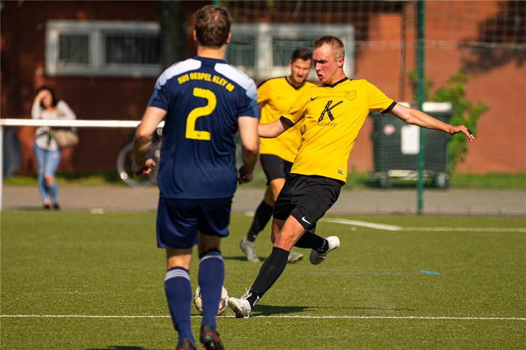 BV Brambauers Neuzugang mit Debüt und Comeback Flemming Fennen holt hier zum Pass aus
