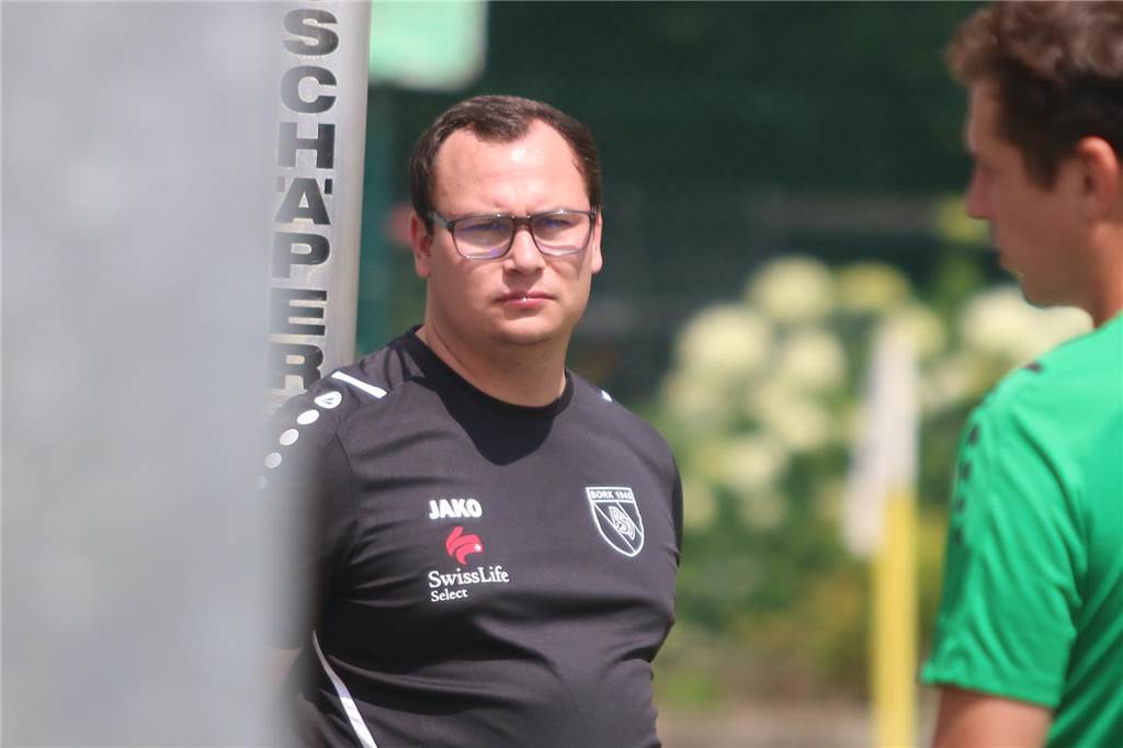 Flemming Neuhaus verlängert beim PSV Bork für ein weiteres Jahr PSV-Bork-Trainer Flemming Neuhaus beobachtet ein Spiel.