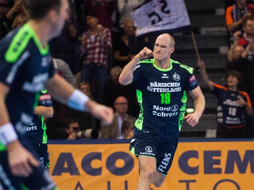 Flensburg wahrt Titelchance: 30:24 in Leipzig Flensburg gewann auch durch die Tore von Johan Jakobsson (r). Foto: Benjamin Nolte