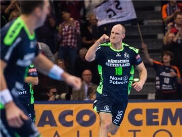 Flensburg gewann auch durch die Tore von Johan Jakobsson (r). Foto: Benjamin Nolte
