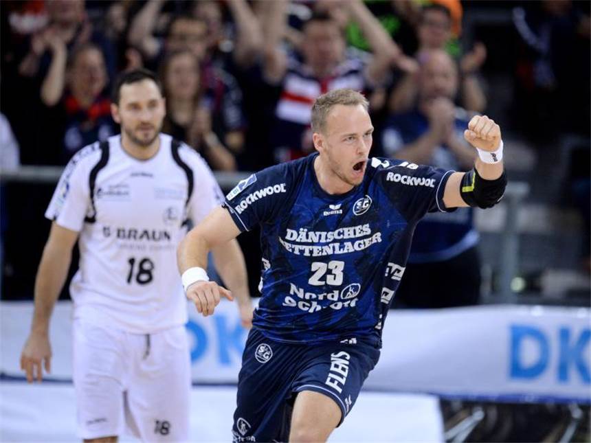 Favoriten erreichen das Halbfinale um den DHB-Pokal Flensburgs Henrik Toft Hansen (r) jubelt nach einem Treffer gegen Melsungen. Foto: Daniel Reinhardt