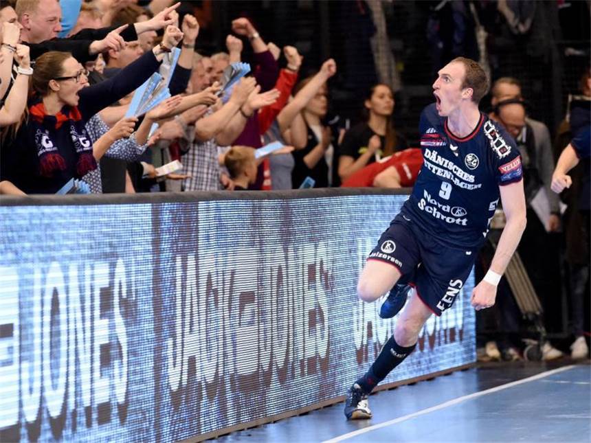 Flensburg und Kiel mit Siegen vor Champions League Flensburgs Holger Glandorf feiert einen Treffer gegen Melsungen. Foto: Carsten Rehder