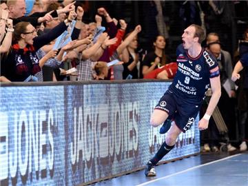 Flensburgs Holger Glandorf feiert einen Treffer gegen Melsungen. Foto: Carsten Rehder