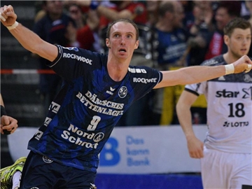 Flensburgs Holger Glandorf feiert einen Treffer gegen Kiel. Foto: Axel Heimken