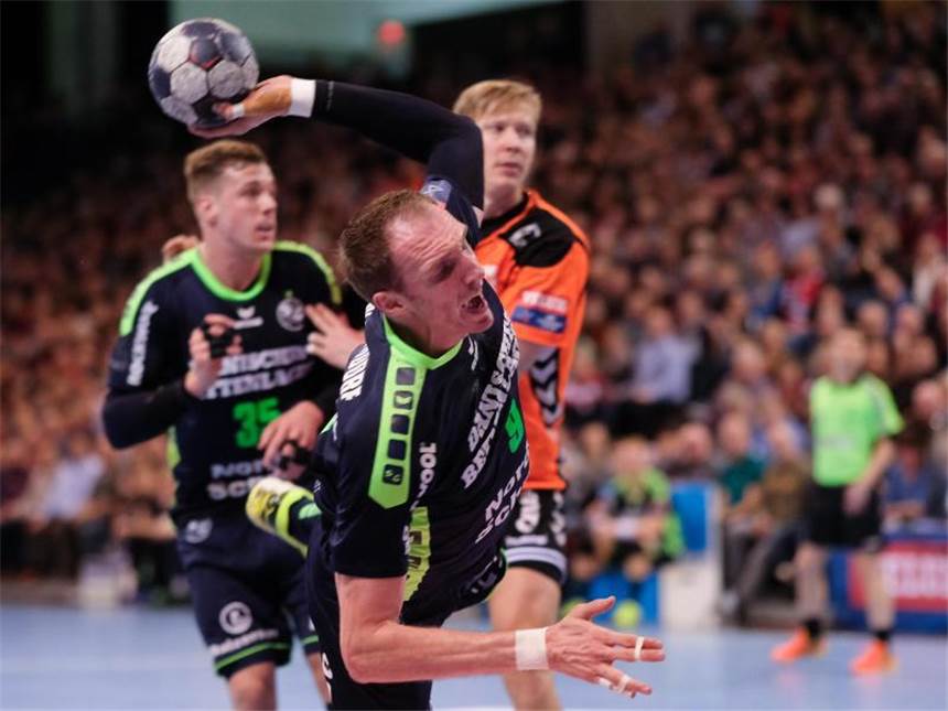 Flensburg-Handewitt besiegt Schaffhausen 31:26 Flensburgs Holger Glandorf setzt sich am Kreis durch und kommt zum Torwurf gegen Schaffhausen. Foto: Axel Heimken