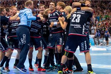 Flensburgs Spieler stürmen nach dem Abpfiff das Spielfeld. Foto: Axel Heimken/Archiv