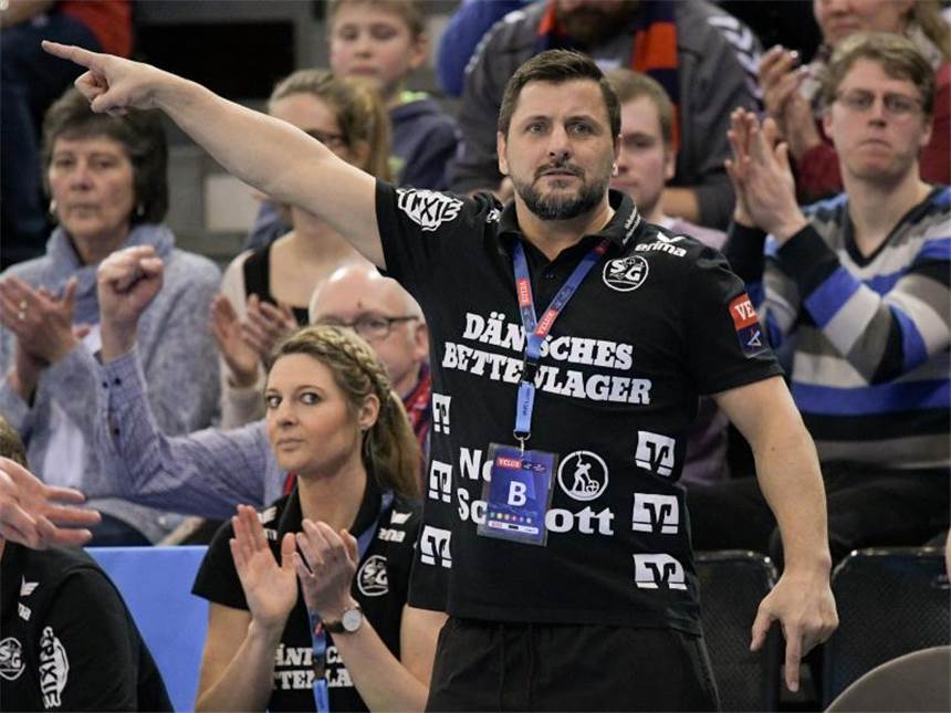 Spitzenreiter Flensburg baut Führung aus Flensburgs Trainer Ljubomir Vranjes hatte gefordert: "Ich will ein ordentliches Spiel sehen ? und einen deutlichen Sieg." Foto: Axel Heimken