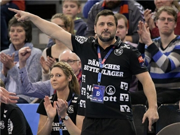 Flensburgs Trainer Ljubomir Vranjes hatte gefordert: "Ich will ein ordentliches Spiel sehen ? und einen deutlichen Sieg." Foto: Axel Heimken